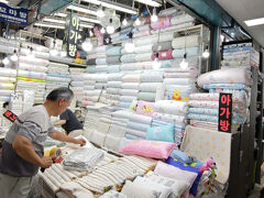 末っ子がヌビの夏掛け布団を購入したいとのことで東大門市場

2週間前にヌビバックを末っ子が購入したお店をみて、
他にもお店をみたのだけど、
いろいろ条件に合わず。

このお店に韓国人マダムがたくさん集まっていたので覗いてみたら、いい感じの冷感夏掛けがありました。

購入する気があまりなかったのに、思わず購入してしまった(笑)

サラリと書きましたが、夏掛け布団2枚・・・


おじさんがギュギュギュっと圧縮してくれたのですが、圧縮が足りないのか、どこかに穴が空いたのか、このあと膨らみはじめ帰国のパッキンの時に大変なことになりました。
まさか、お布団2枚も購入するとは思っていなかったので、機内持ち込みサイズのキャリーできたので大変でした。