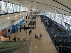 フライトは約1時間40分でデトロイト空港に到着。