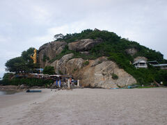 　カオ・タキアップ、小高い岩山と金色の大きな立仏像が見えてきます。