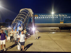 　1時間半ほどでホーチミン空港に到着。