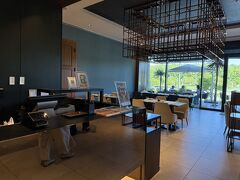 お時間になりました
店内入り口近く
ガラスの向こうにはオープンテラスがあり
そこでもいただけるみたいで
ここはワンちゃんもご一緒できるそうですよ