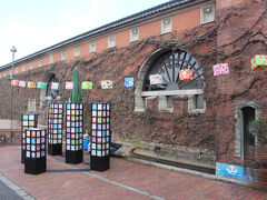 元紡績工場跡のアイビースクエア。
現在はホテルになっていますが、宿泊していなくても中庭が解放されていて、おみやげ物屋さんやマステ装飾されたストリートピアノなんかあって、ちょっと寄っても楽しいかも。

中庭にはイスとテーブルがあって、休憩スポットになっています。