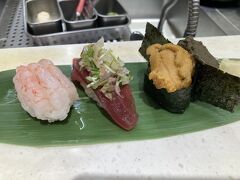 オススメのうにがおいしかった！
カツオの上の薬味も夏らしくて良い。