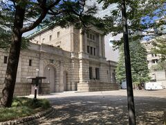 少し歩いて日本銀行へ。
工事中で、半分くらいカバーがかかってた。