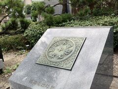 日本国道路元標の複製です。
本物は道路の真ん中にあるみたい。