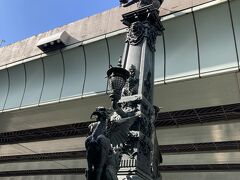日本橋麒麟像。
首都高の隙間に建っています。
上の高架がなくなったら、眺めも良くなるかな。
いつ無くなるのかなと思ったら、2040年度ごろのようです。