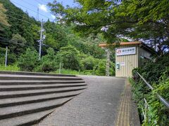 湯谷温泉駅
特急も停まる駅なのに無人、改札さえ在りません。
駅前は未舗装の駐車場で店舗の類は全く無く、初めて降りた方にはかなりインパクトの有る湯谷温泉への一歩目となります