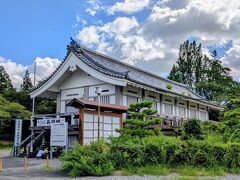 長篠城址史跡保存館
長篠の戦いで城を守り抜いた城主奥平信昌の血痕が付着した陣太鼓や甲冑などをはじめ、この戦いの参戦将士に縁の有る歴史資料が収蔵展示されています