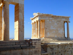 南側には、
勝利の女神アテナ・ニケに捧げられた
小さな神殿､､っても、

アテネ市民は、勝利の女神が
どこにも行けないようにと、

翼を切り落としてこの神殿に
祀ったと言われている､､､
なんという残酷物語。