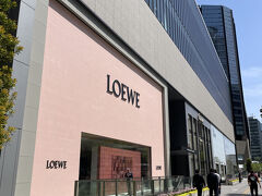 名古屋・名駅『MIDLAND SQUARE』1F「LOEWE（ロエベ） 」

複合商業施設『ミッドランドスクエア』で待ち合わせ。

名古屋で大好きなオシャレなビルです。

屋外展望台「SKY PROMENADE（スカイプロムナード）」なるものが
44～46階にあったのですね。毎回来ているのに知りませんでした。

入場料が 1,000円もかかります(;・∀・)

https://www.midland-square.com/sky-promenade/
