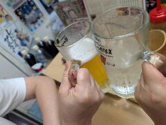 で、そのあとは…
絶対行きたかった「だるま」。やっぱり「だるま」の串カツは美味しい。ただ
同じ「だるま」でも店舗によって、揚げ手によって違うんだよね。
今のところ通天閣のすぐ近くの店舗が一番おいしいように思ったんだけれど
私は総本店に一度は行ってみたくって、行ってみた。
行列覚悟…とおもったら、意外とすんなり入れた。13時過ぎてたから？？

で、3度目のカンパーイ！！

総本店は他の店舗と比べて年季が入っている。ちょっと入りづらい感じもあるかも。
すごく狭くて、あっちこっち隙間があるからエアコンあんまり効いてない。
冬は寒いかも。
13時も過ぎてたからすんなり入れたのかと思いきや、次々来ては「今いっぱい」って言われてた。
