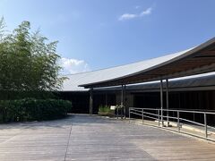 バスで１時間半ほどで到着。バスだとお昼寝してても目的地に着くから楽♪
入場してまずは、牧野富太郎記念館本館でザクッと歴史を知りました。
っというか、外が暑すぎて、屋内で涼をとるのが得策。。。
こちらの建物もすばらしいデザインですが、焼け付く日差しで人の気配が無い