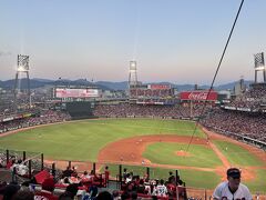 さあいよいよ試合開始。しかし日が沈んでも暑い...
