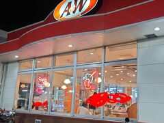 一時的に雨が止んだので夜ご飯を食べに出かけます。今日はホテル周辺でサックとすませます。でも沖縄っぽい物は食べたい！ってことで、Googlemapで検索。徒歩15分くらいの場所にA&Wを見つけました。ガゾリンスタンドに併設された店舗でこれまたアメリカっぽい雰囲気です。