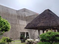 さて、本日の観光に向かいます。本当は早朝から美ら海水族館に行こうと思っていたのですが、沖縄本島に台風が接近してしており、行っても帰ってこれないとかなったら怖いな・・ということで美ら海水族館は明日に延期しました。代わりに今日は街歩きです。ホテルから徒歩10分ほどの場所にある沖縄県立博物館・美術館にやってきました。