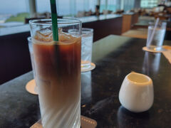 アッパーラウンジでのドリンク券がついていたため、カフェラテをいただきました。
カフェラテは昨年はなかった新メニュー。
