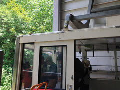 事前に路線バスとロープウェイのセット券をオンラインで購入してあったので、バスの支払い、ロープウェイの切符の購入の手間が省けて、非常にスムーズにロープウェイに乗車することができました。