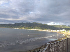 2日目も朝から宇佐美海水浴場に行ってみるも、やっぱし駐車場はパンパン
いるか浜も同様だった