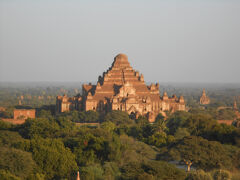 彼方にダマヤンヂー寺院。
＞1165年にパガン王朝第5代王ナラトゥーによって建てられた。
バガンで最大のパゴダである。
ナラトゥーは父を殺害し、後に贖罪のためパゴダを建てたと伝えられている。