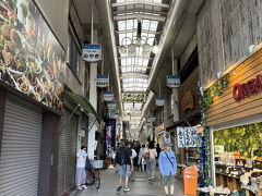 出町ふたばそばのアーケード。下町の雰囲気。