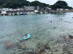 向こうに見えるのが、四国本島でこちら側が柏島！
半分は船の通路、半分は海水浴場。
このエリアが一番綺麗な海水浴場！
気持ちよさそうに海水浴をしています！