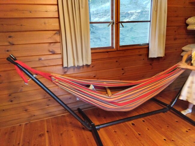 内部は板張りでハンモックが置いてあります。子供達に大人気で取り合いとなりました。