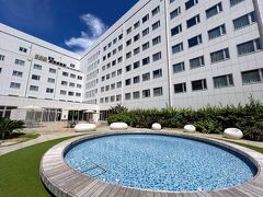 那覇空港から8分、
壺川駅で降りて
徒歩2、3分の
東急ステイ沖縄那覇へ

昨年の写真の使い回しでスミマセン。
なにしろ
雨風強くて
外観を撮れませんでした^_^;


