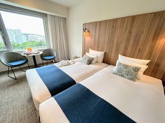 16時くらいに
チェックイン。


このホテル、
ゆいレールの駅から近く
お部屋が広め、
まだ新しくて清潔感があり、
ドラム式洗濯機、電子レンジ完備。



お気に入りのホテルです
3年連続で宿泊しています



