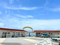 〈2日め〉

朝起きたら晴れてる！(⁠≧⁠▽⁠≦⁠)
天気予報では
午前中だけの貴重な青空とのこと、
慌ててビーチに向かいます。


ゆいレールで壺川駅から赤嶺駅まで5分、
そこからタクシーで10分ほどの
糸満市の美々(びび)ビーチへ♪


