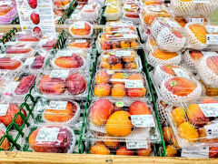 少し雨宿りしてから

国際通りからバスに乗り
糸満市のうまんちゅ市場へ


マンゴー売り場が
圧巻の品揃えで
嬉しくなりました♪♪


まずは
滞在中食べる分の
マンゴーを購入♪

