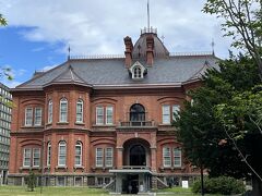 　北菓楼側から見た道庁。昨日赤レンガショップだけ覗きに来ました。
　赤レンガ庁舎の愛称で親しまれています。
　1886年に建設が始まり、1888年に完成。1909年に火災により内部が全焼。1968年に復元工事が行われ国の重要文化財に指定。2019年から2025年に耐震改修工事など大規模な改修工事。