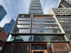 駅から徒歩5分でホテルに到着。
ホリデイインエクスプレス　メルボルン　リトルコリンズに2泊します。
フロントは2階です。

11時前くらいだったのでチェックインできず、荷物を預けて外に出ました。