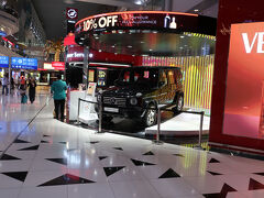 ドバイ空港に到着してまもなく日付が変わって、5月21日。
旅行の行程としてはほんとうに最終日となりました。
リヨンからの乗り継ぎ便が着いたAターミナルからバスに乗って、関西国際空港行きの便が出発するCターミナルまでバスで移動します。
真夜中の広大な空港をバスで走る！という、なかなかできない体験に
寝不足ながらもワクワク。
誘導路などの上も進んでいくので、目の前を飛行機が横切って通ることも！
…ただ、残念ながら、主人が動画は撮っていたのですが写真はゼロ(T_T)
私も、車内中央の座席に座ってしまっていたので写真は撮れず…
約15分後、無事Cターミナルに到着しました。

そして、リヨンからの機内でいただいたワインの運命が決まる手荷物検査場へ…
ドキドキしながらX線検査の台のトレイに乗せました。

担当の係員さんに、『エミレーツのスタッフからプレゼントされたもの』とこちらから説明したところ、スムーズに機械を通り抜け、
ワインは無事に手元に戻ってきました！