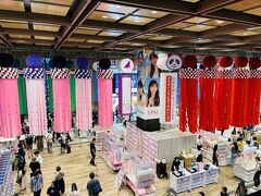 いったん駅に戻ってきました。

仙台駅の『牛たん通り』でお昼をいただこうと思っていたのですが、ちょうどお昼時ということもあって大混雑！

ここは東京？？仙台ほんと、すごい人です。