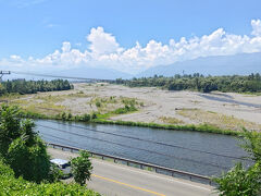 田沢駅を過ぎると、川が見えてくる。
犀川？　奈良井川？　松本まであと少し。
