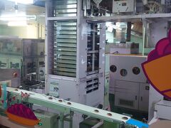 1階は御菓子御殿の店鋪です。店鋪の一角では紅芋タルトの製造ラインが見えるようになっており、購買意欲をそそります。でも今日はタルトはかわず、可愛いシーサーの置物を購入しました。
