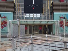 おもろまち駅に戻ってきました。駅前には免税店があり、今回泊まっている東横インの目の前です。日本人でも免税価格で購入できます。昔、海外に行く時に免税店でよく購入していた化粧品など、お手頃でお目当てのものがあれば・・とお思い少し中でうろうろしましたが、庶民が衝動買いできるようなものは残念ながらありませんでした笑。ちなみに、建物内にはチームラボも入っており、一瞬、行こうかなーと迷いましたが、子供向けっぽく、また一人で行くのもなーと思いやめました。