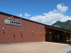 渋川駅から約５０分、川原湯温泉駅に到着。とてもきれいな駅です。
八ッ場ダム建設に伴って旧駅は水没してしまったそうで、この駅舎は2014年からの営業です。