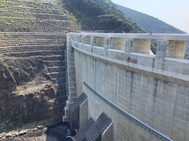 流水型ダム(穴あきダム)<br /><br />普段は下部の穴から水を流して水を溜めず、洪水の時だけ水を溜めるダム
