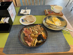 クタホテルのバイキング朝食