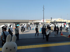 ここで一般入場と障害者などの優先入場を分けていました(・_・)。
スタッフに障害者手帳を提示すると(゜_゜)…、