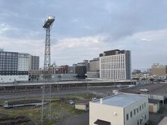 函館に早朝に到着し、徒歩で函館駅まで移動しました。