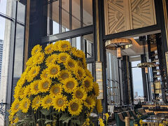 フロント階のメロディで休憩することに

フロント回りとイメージが同じ内装
向日葵の装花がゴージャスです