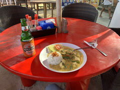 サヌールビーチサイド、レストランの昼食700円ぐらい。