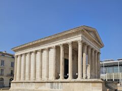 メゾン・ド・カレが見えてきた。

「この神殿は１世紀に建立、4世紀にキリスト教の教会に転用され、ローマが国教をキリスト教と定めた後に異教の神殿などが破壊された際にも破壊を免れた。
その後、会議場などに使われ、フランス革命期には政府所有の馬のための馬小屋となり、さらに市の公文書保管庫とされた。1823年以降は美術館となった。そのフランス語の名称は古語 carré long に由来し、「長方形」を意味しており、この建物の外形を指している。」（Wikiより）