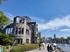 原爆ドームに到着。平和記念公園などは明日以降ゆっくり見ることにして 原爆ドームを中心に川沿いを歩きます。

平和記念式典も近かったので色々準備も始まっていました。