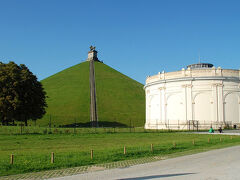 ＜Panorama de la Batailleパノラマ館＞
Ronte du Lion 315, Waterloo

1915年に建設された、丘の手前には「パノラマ館」という展示施設があります。
長さ35m、高さ15m。

参考写真は古戦場ワーテルローのライオンの丘とパノラマ館：Panorama_de_la_bataille_de_Waterloo