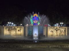そして噴水の３点セット。ダンシングファウンテンなのですが、時間が遅いのでささやかに噴き上げるだけでした。それでも稼働してるだけえらい。