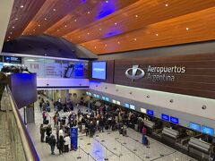 20分ほどで空港に到着。時間があるので外をちょっと歩きます。