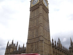 ウェストミンスター駅を出たら、いきなり現れるビッグベン！
やっぱロンドン来たらビッグベンでしょ☆
ロンドンバスも一緒に撮って、ザ・ロンドンな写真。